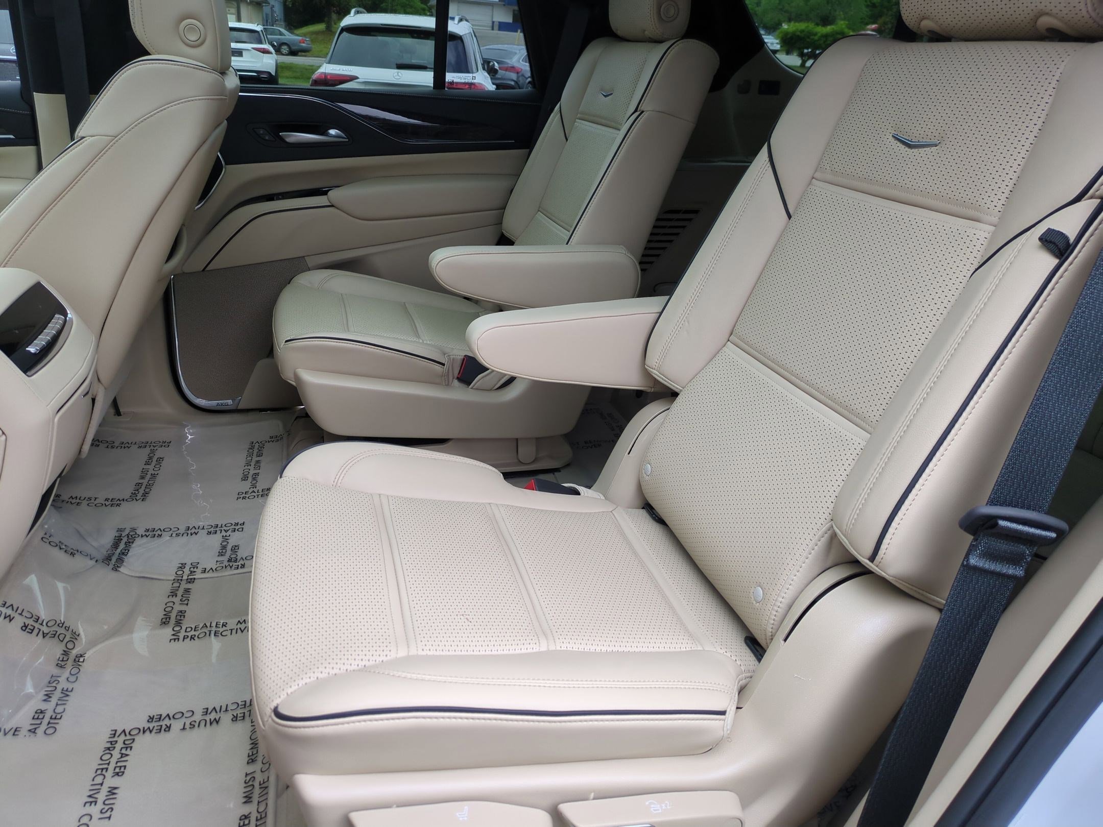 Used 2023 Cadillac Escalade Premium Luxury AWD/4WD image 32