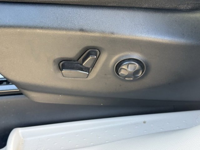 Used 2024 Chrysler Pacifica Touring-L image 10