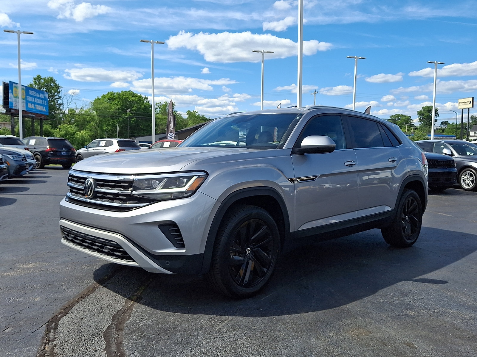 Certified 2022 Volkswagen Atlas Cross Sport SE w/ Black Wheel Package AWD/4WD image 3