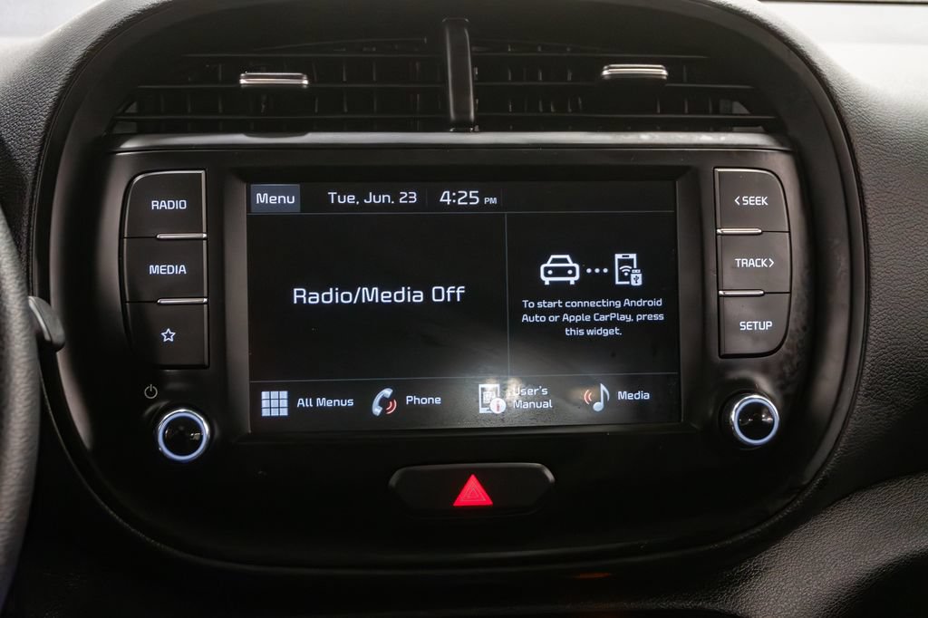 Used 2025 Kia Soul LX w/ LX Technology Package FWD image 17