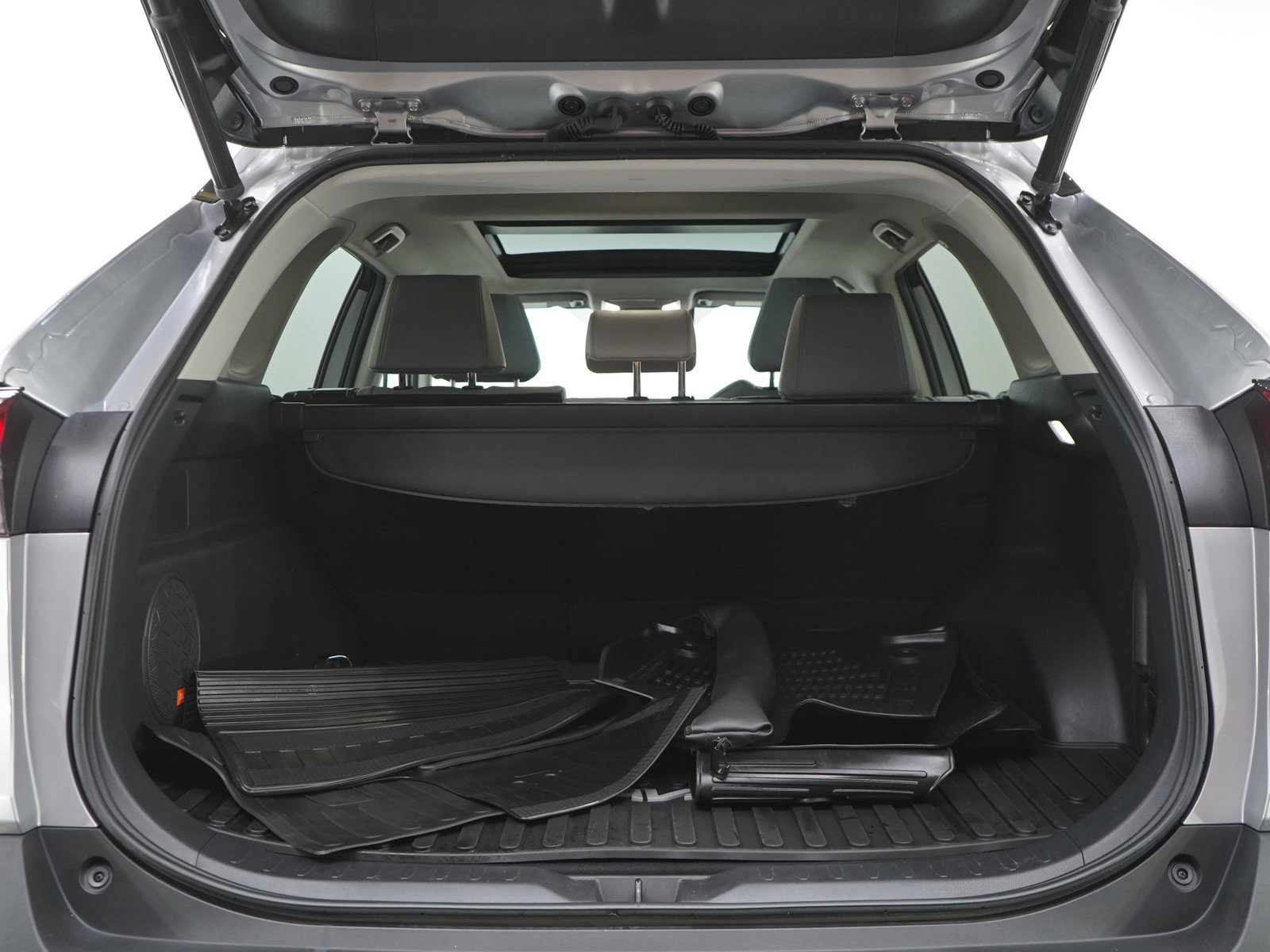 Used 2023 Toyota RAV4 Limited AWD/4WD image 17