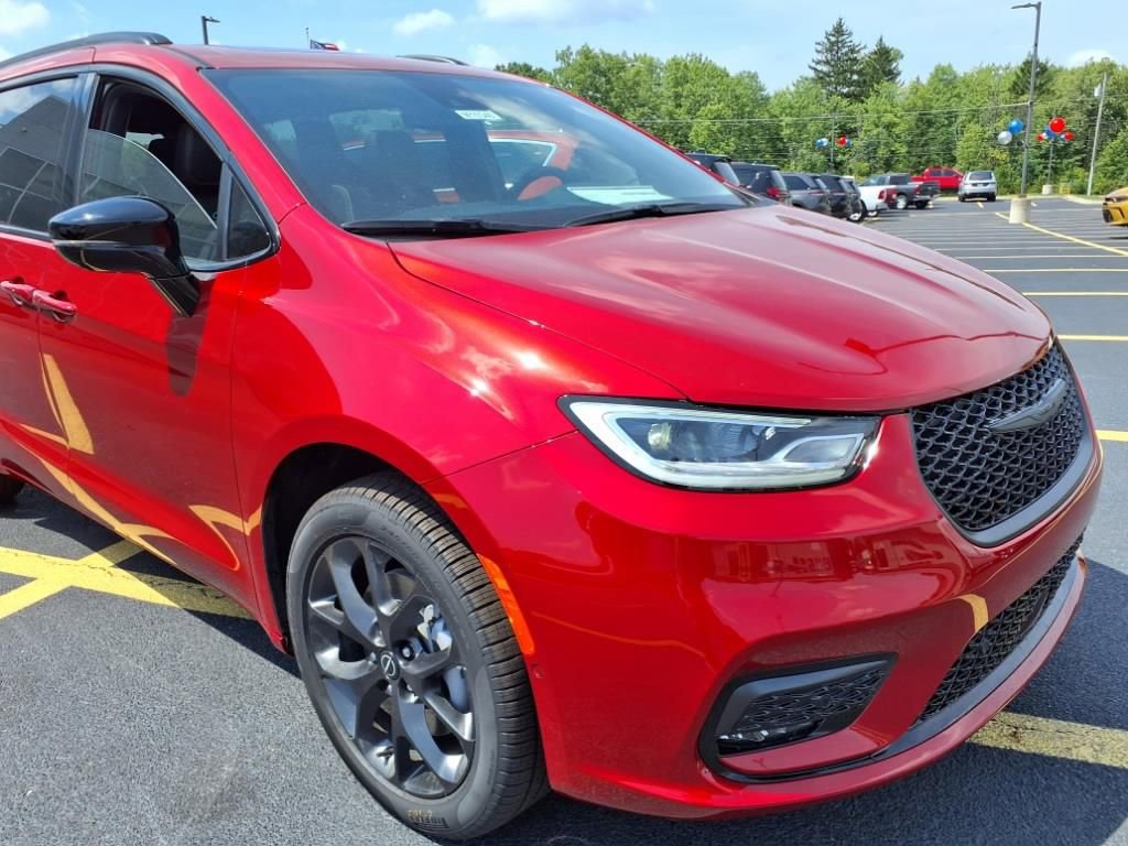 New 2026 Chrysler Pacifica Limited image 8