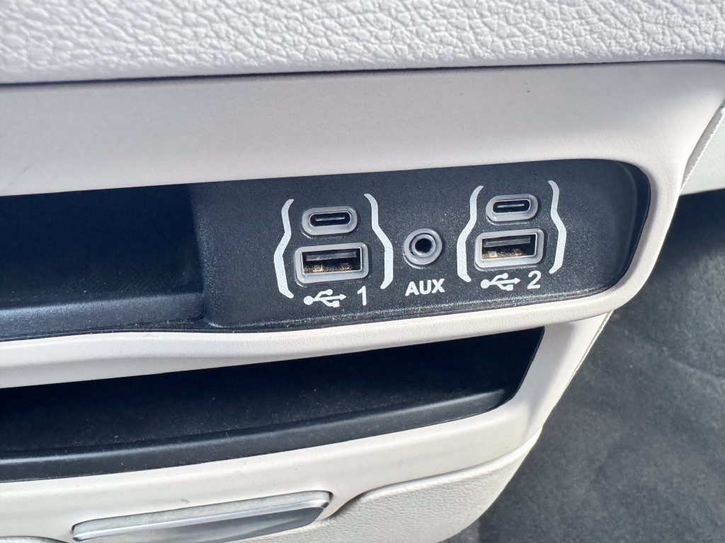 Used 2023 Chrysler Pacifica Touring-L FWD image 25