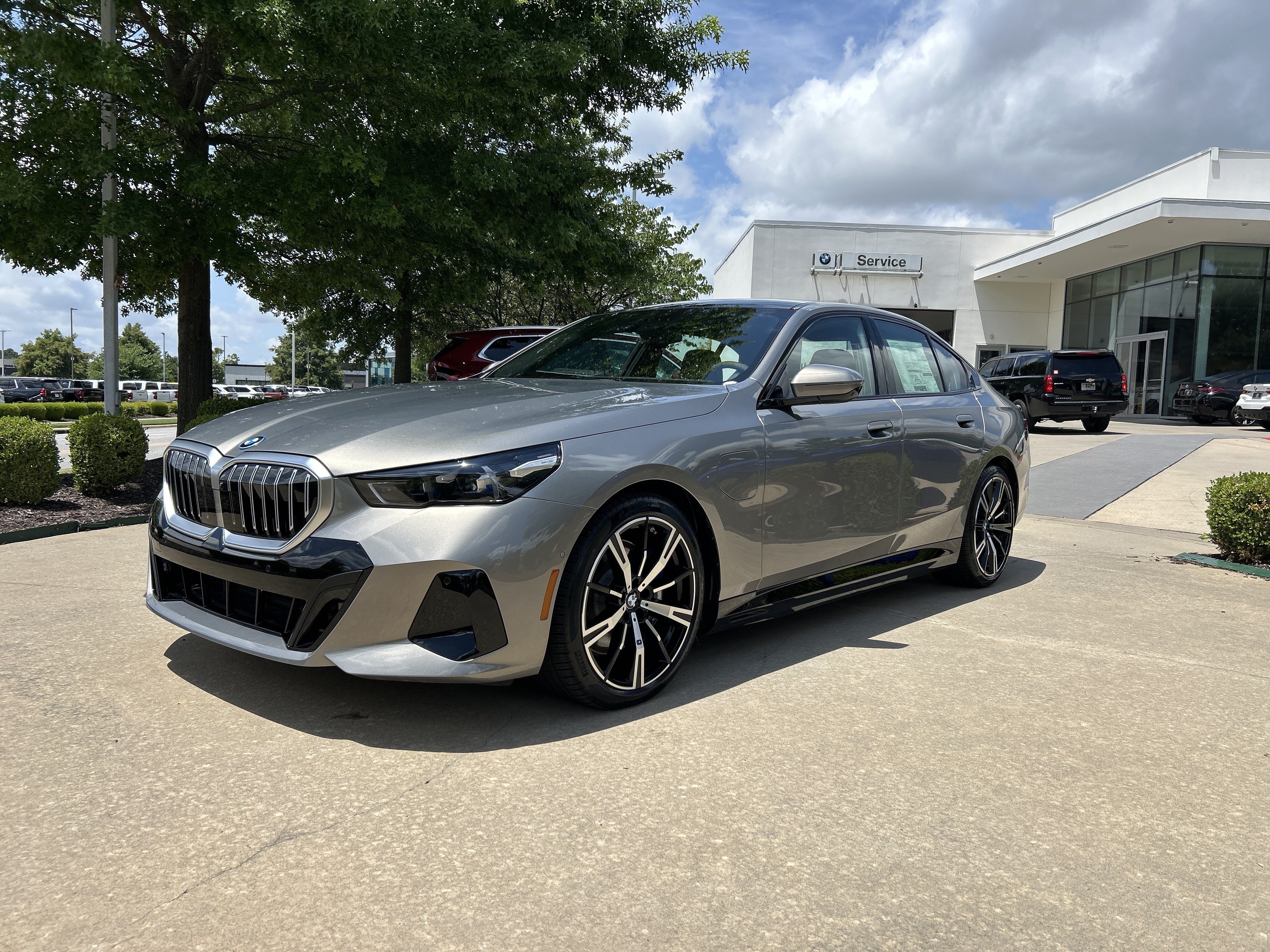 New 2026 BMW 550e xDrive AWD/4WD image 1