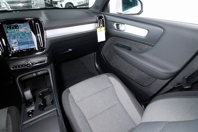 Certified 2025 Volvo XC40 B5 Core w/ Climate Package image 7