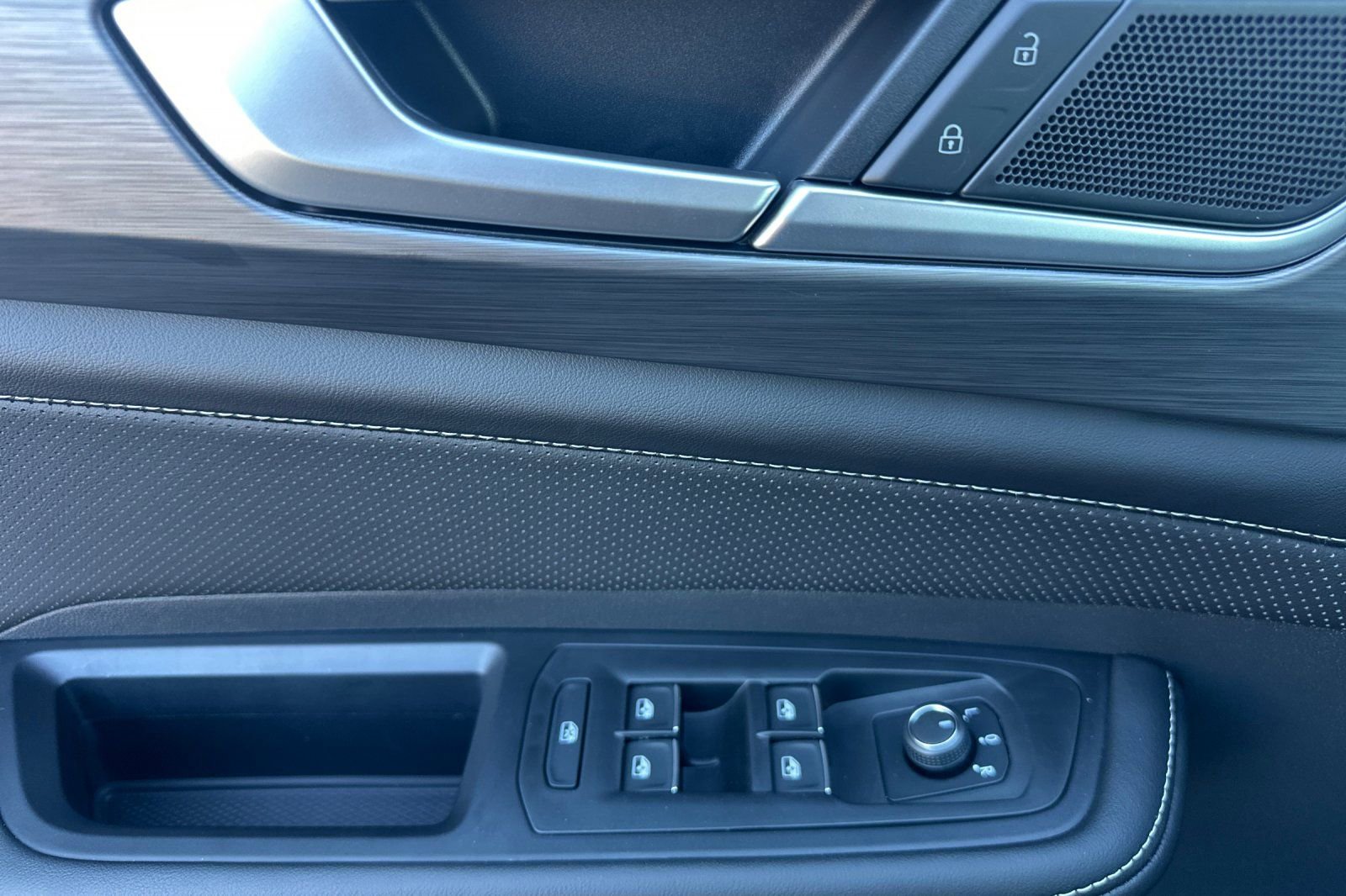 New 2026 Volkswagen Atlas Cross Sport SE FWD image 11