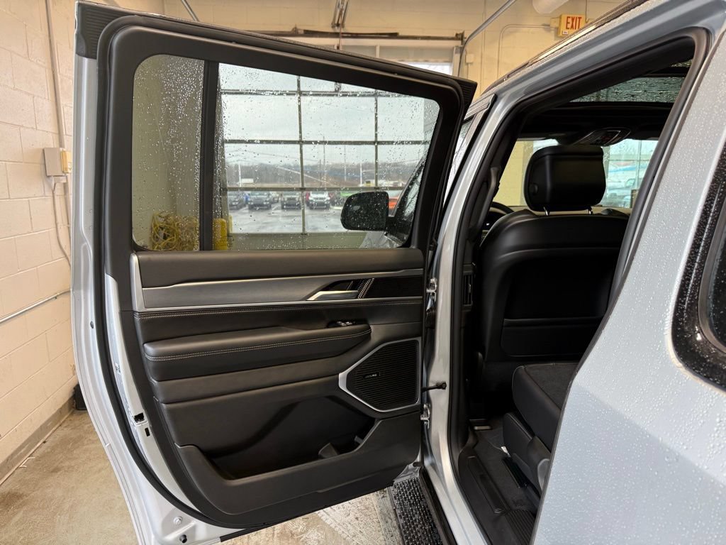 New 2026 Jeep Grand Wagoneer L 4WD w/ Premium Group I image 46
