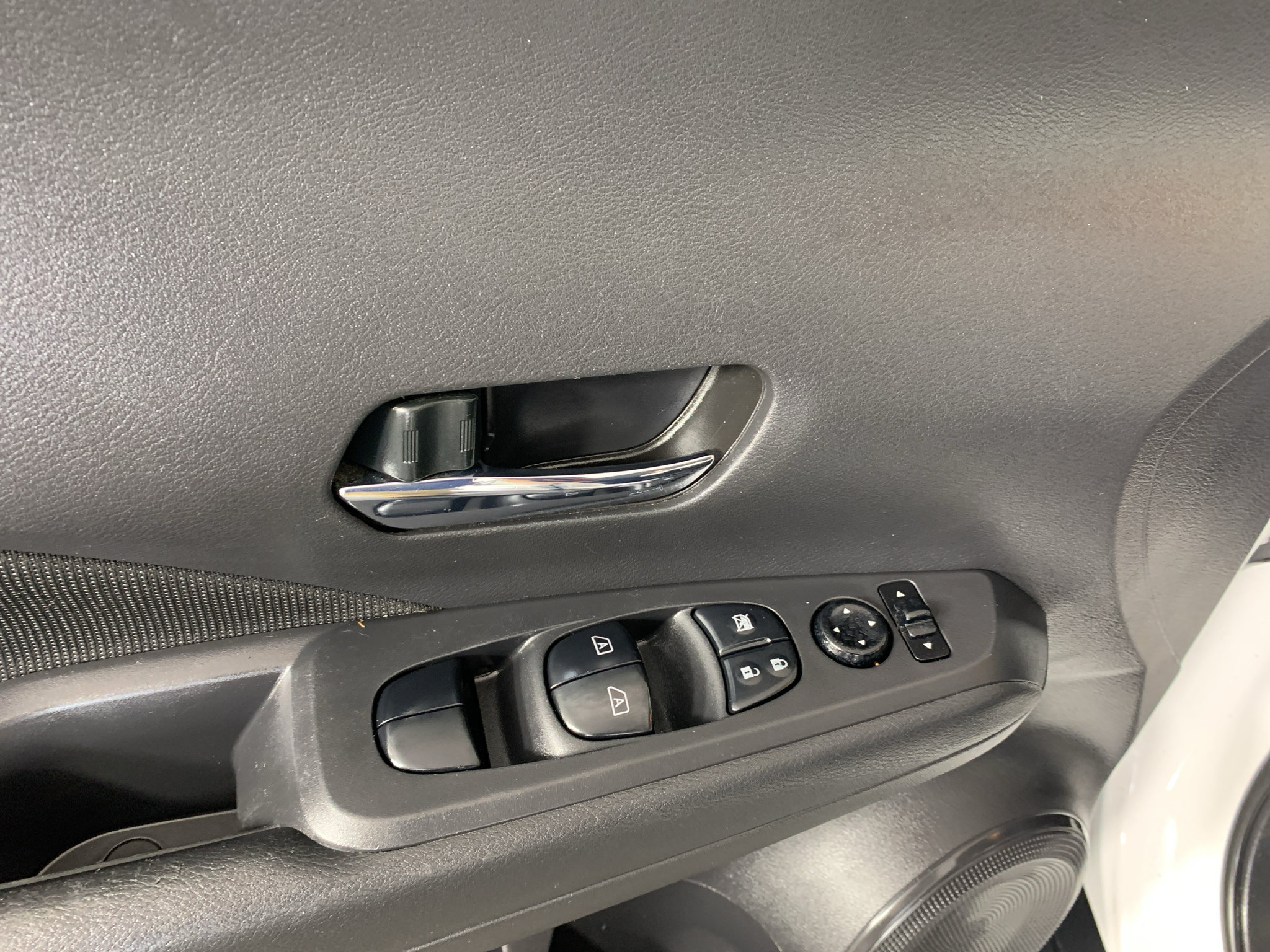 Used 2022 Nissan Kicks SV FWD image 14