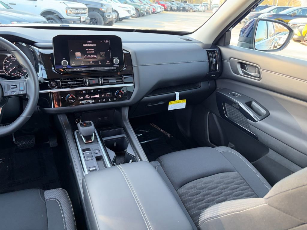 Used 2025 Nissan Pathfinder SV image 23