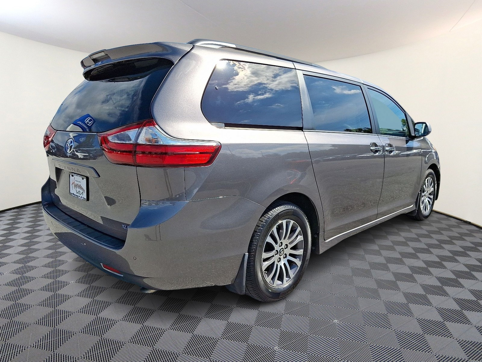 Used 2018 Toyota Sienna XLE w/ XLE Navigation Package FWD image 6