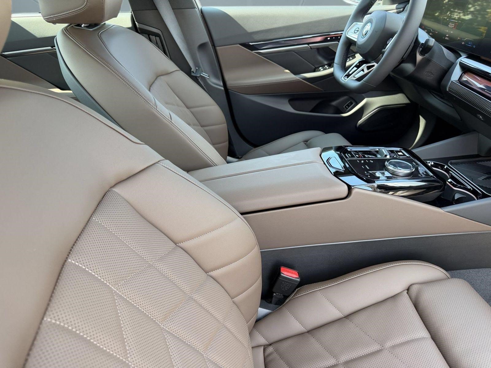 New 2027 BMW 550e xDrive AWD/4WD image 24