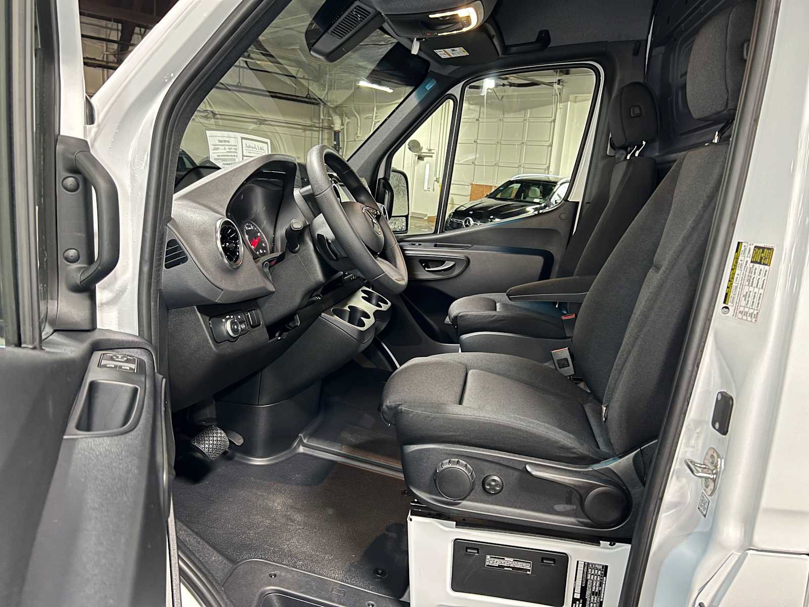 Used 2025 Mercedes-Benz Sprinter 2500 image 22