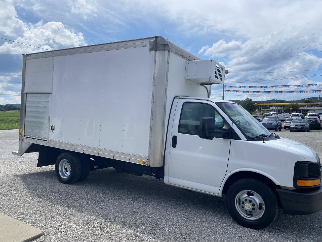 Used 2015 Chevrolet Express 4500 RWD image 2