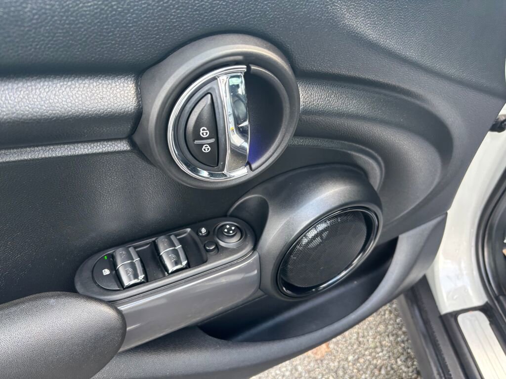 Used 2016 MINI Cooper 4-Door Hardtop image 18