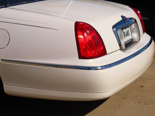 Used 2000 Lincoln Town Car Signature image 12
