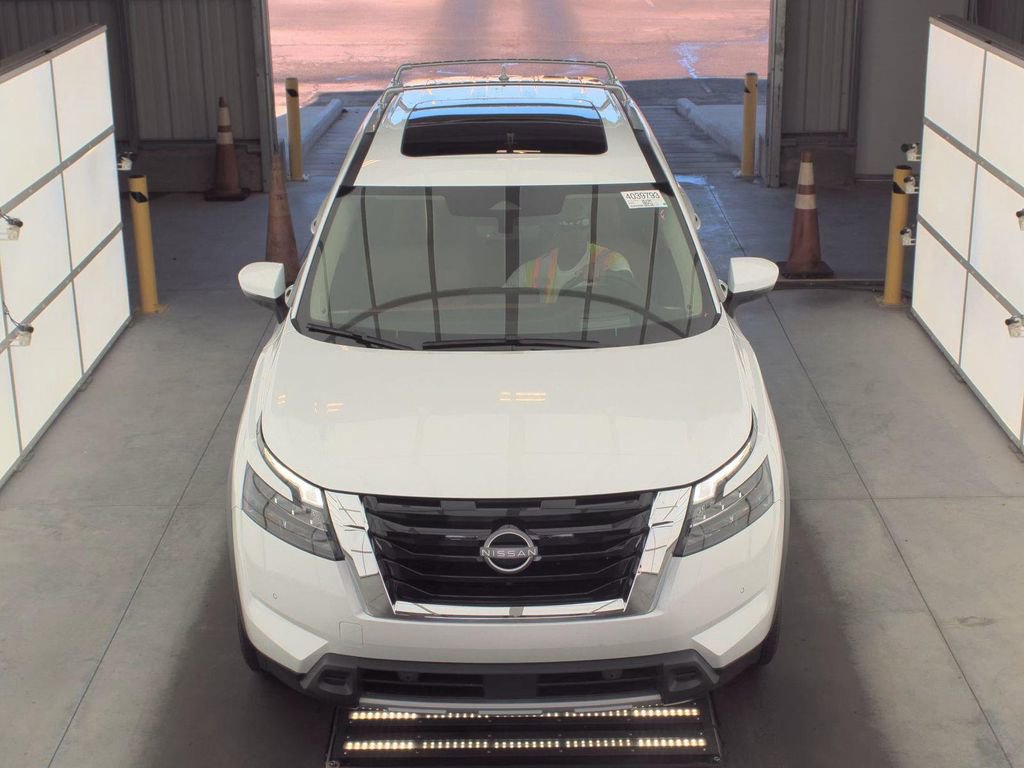 Used 2025 Nissan Pathfinder Platinum image 2