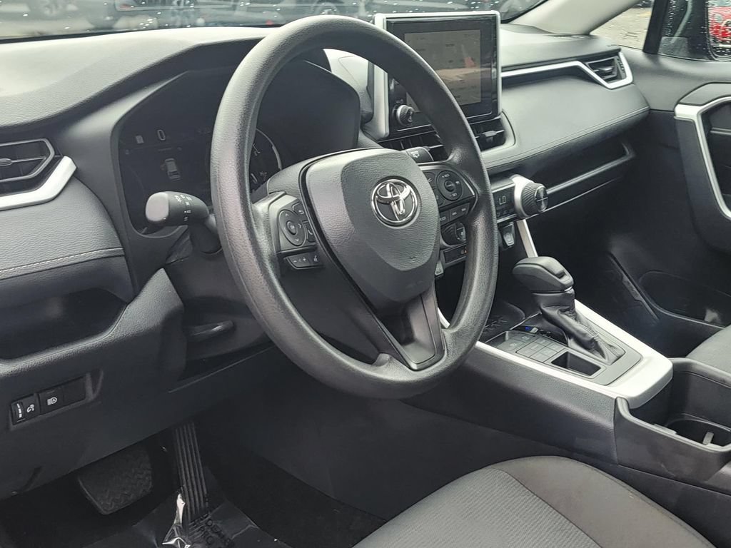 Used 2025 Toyota RAV4 XLE AWD/4WD image 13