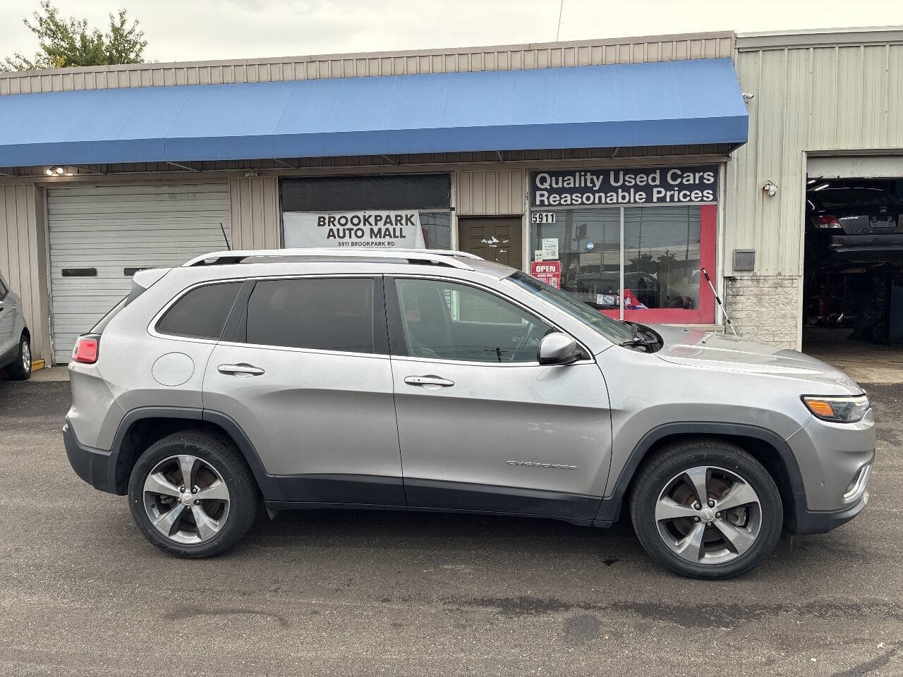 Used 2019 Jeep Cherokee Limited w/ Luxury Group FWD image 4