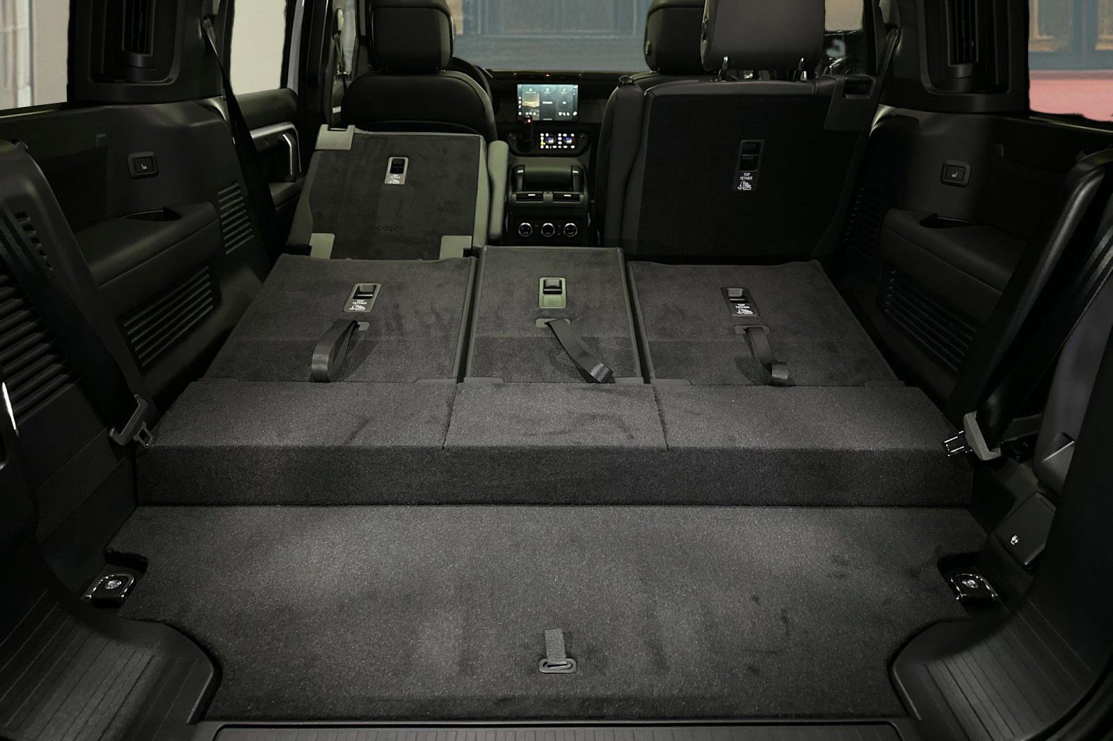 New 2025 Land Rover Defender 130 X-Dynamic SE image 30