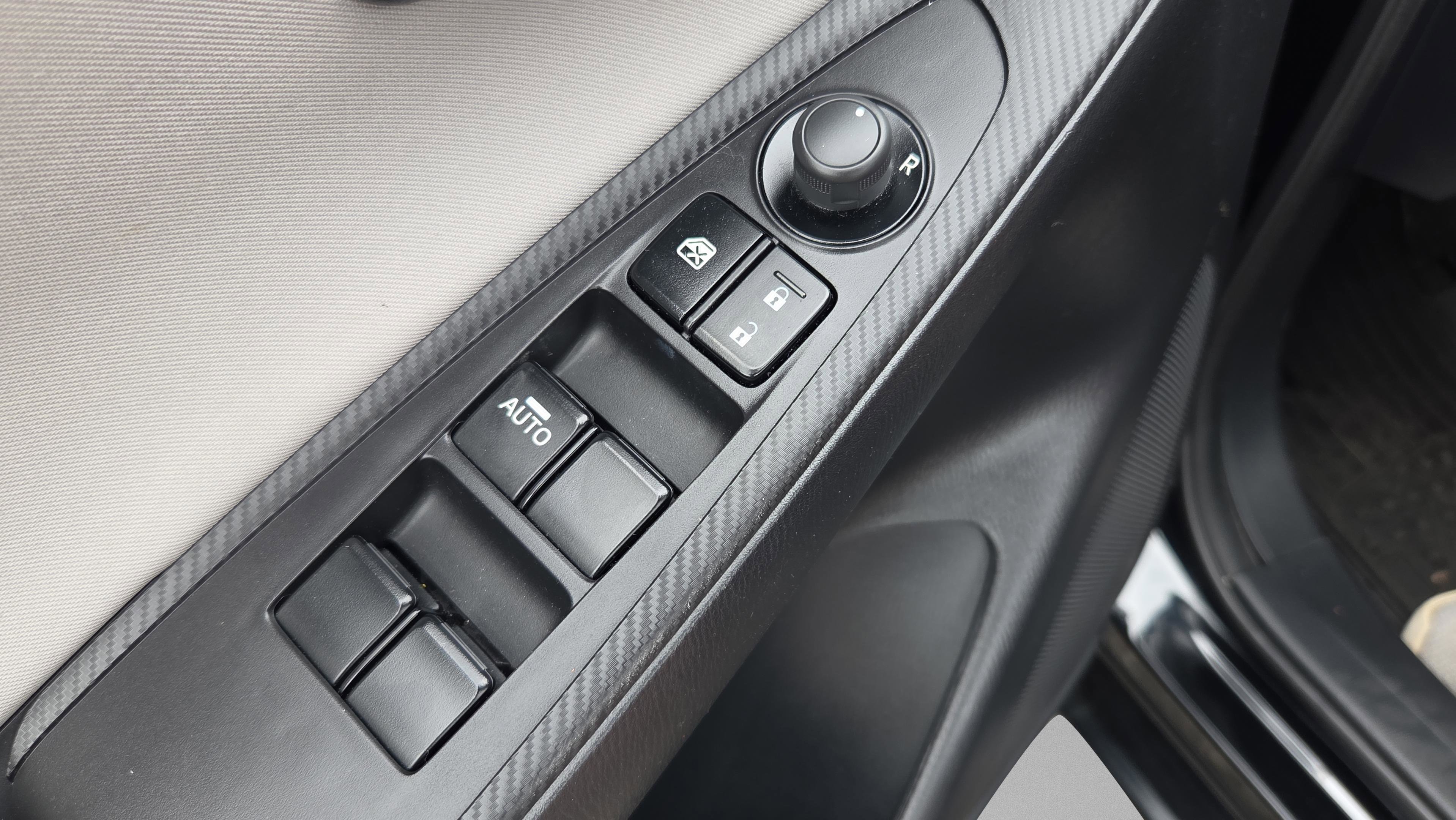 Used 2020 Toyota Yaris L image 31