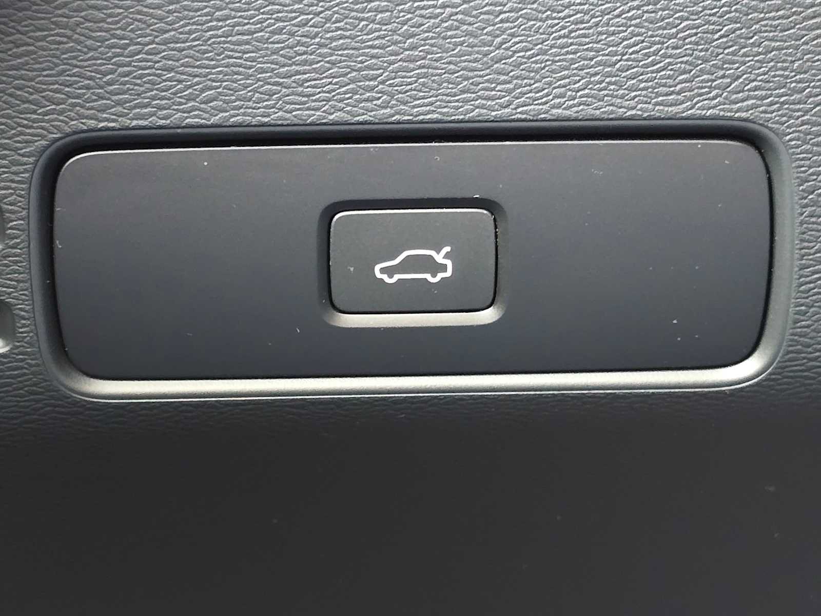 Certified 2023 Volvo C40 P8 Recharge Plus w/ Climate Package AWD/4WD image 32