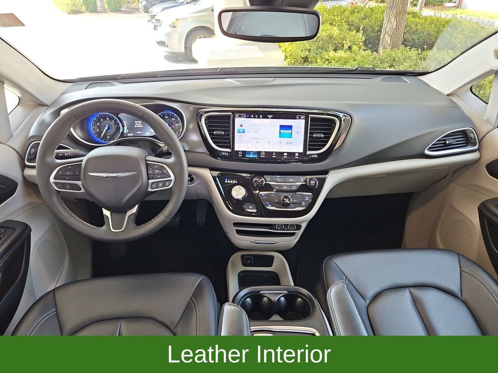 Used 2024 Chrysler Pacifica Touring-L FWD image 9