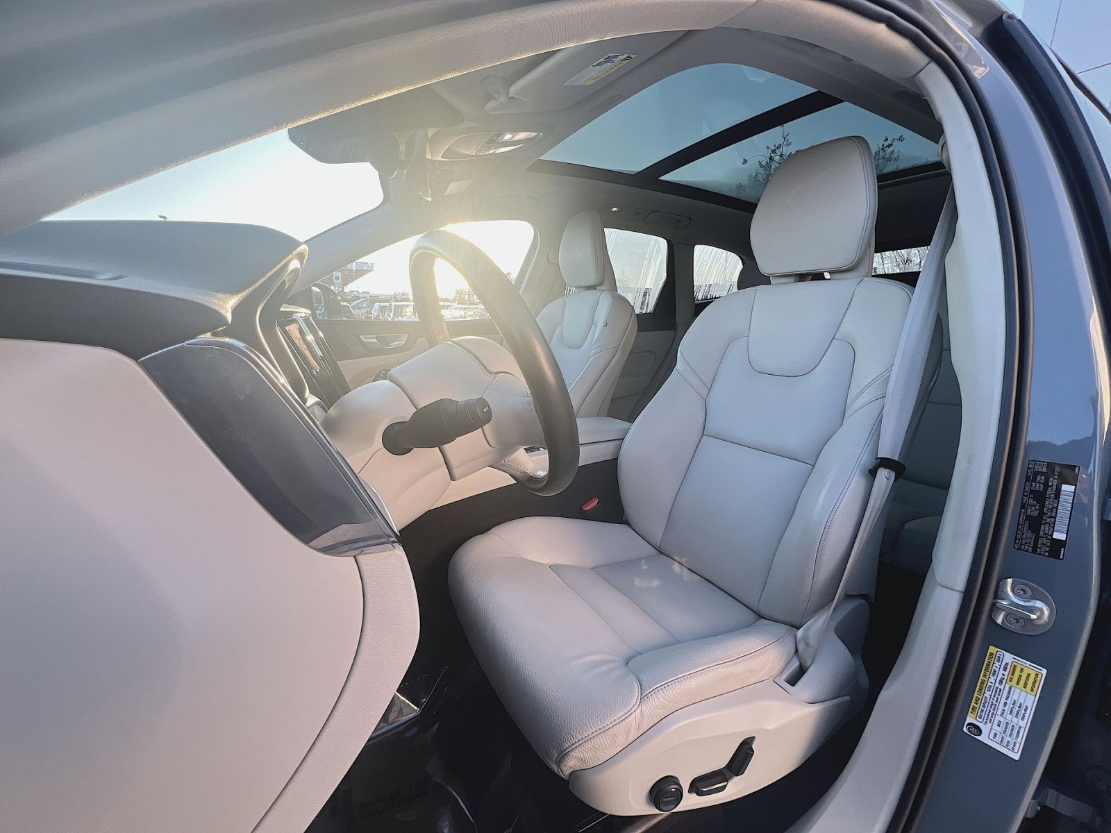 Used 2023 Volvo XC60 B5 Plus image 13