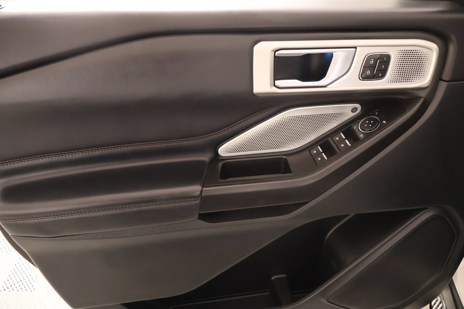 Used 2020 Ford Explorer Platinum w/ Premium Technology Package AWD/4WD image 19
