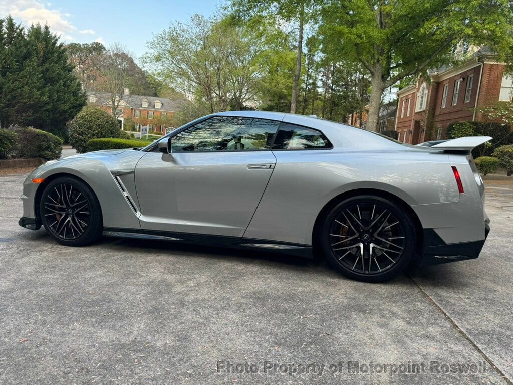 Used 2024 Nissan GT-R Premium w/ Premium Interior Package image 10