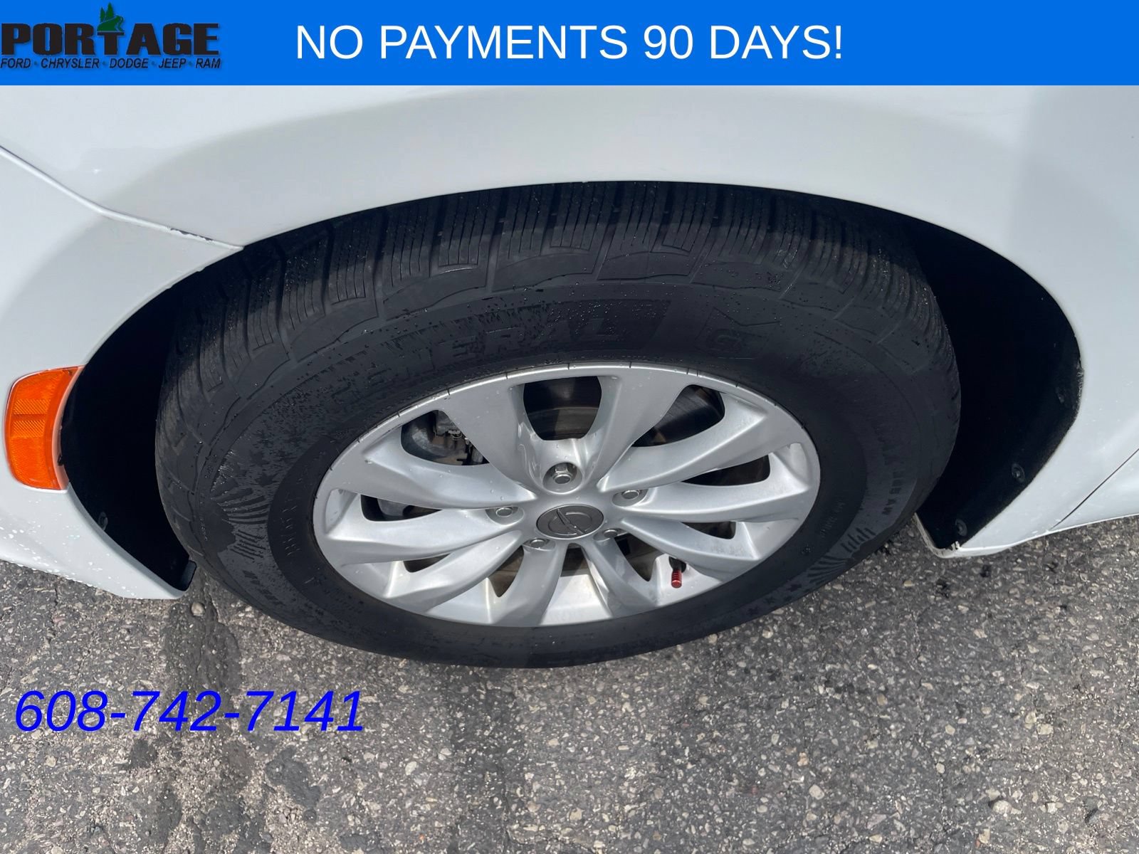 Used 2017 Chrysler Pacifica Touring-L FWD image 9