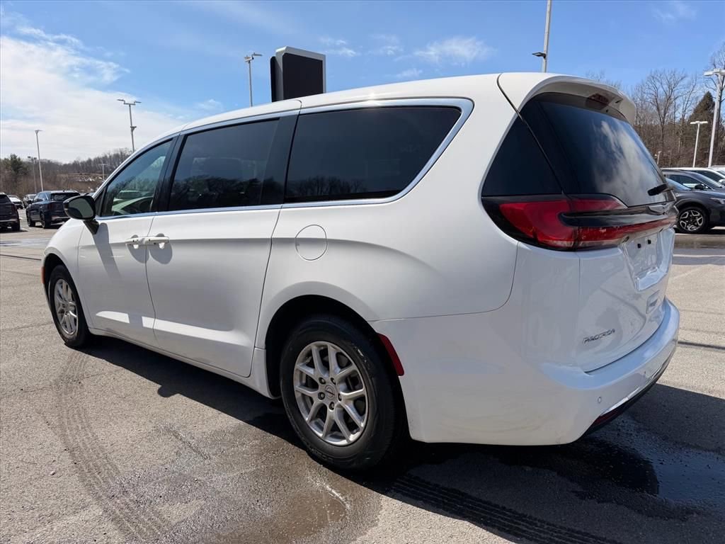 Used 2025 Chrysler Pacifica Select image 5