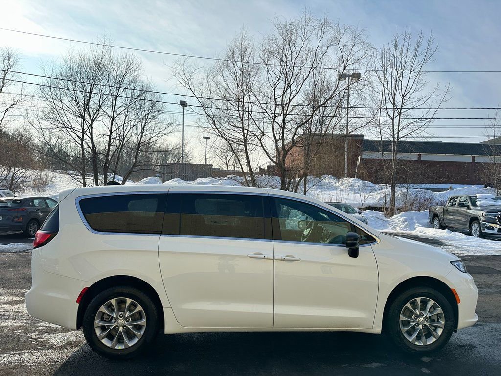 New 2026 Chrysler Pacifica Select AWD/4WD image 8