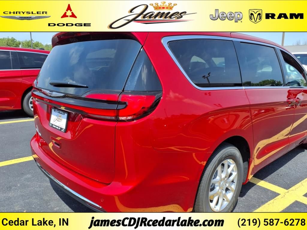 Used 2026 Chrysler Pacifica Select FWD image 5