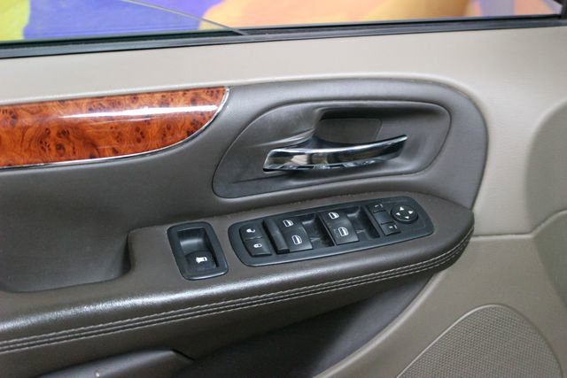 Used 2016 Chrysler Town & Country Touring w/ Driver Convenience Group FWD image 14