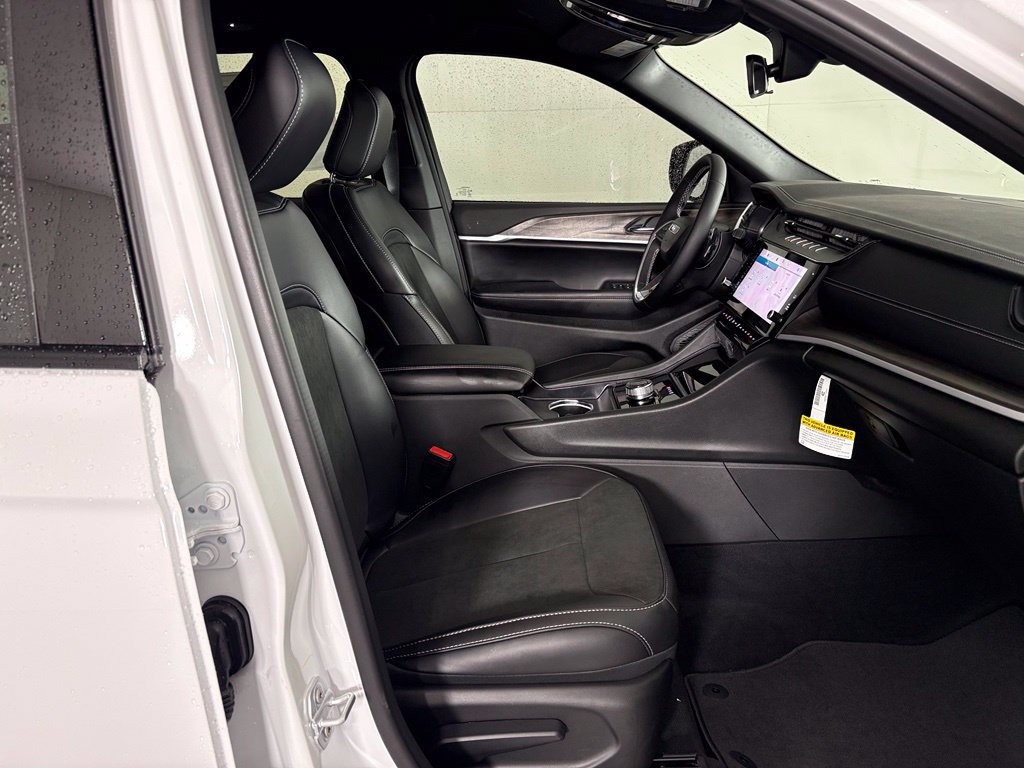 New 2027 Jeep Grand Cherokee Altitude RWD image 40