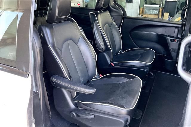 Used 2023 Chrysler Pacifica Limited w/ Uconnect Theater Family Group FWD image 26
