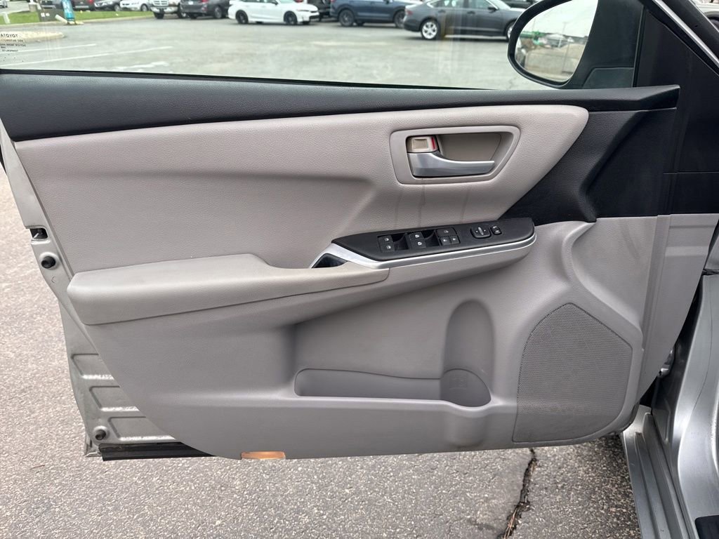 Used 2015 Toyota Camry LE image 23