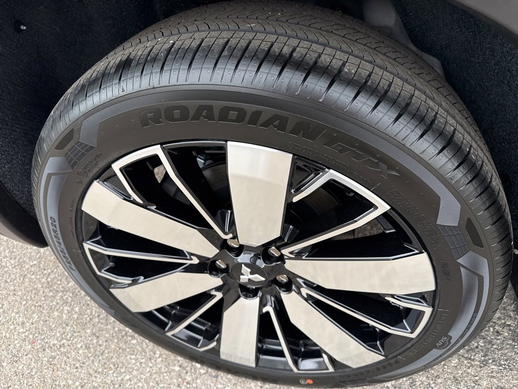 New 2025 Mitsubishi Outlander SE image 11