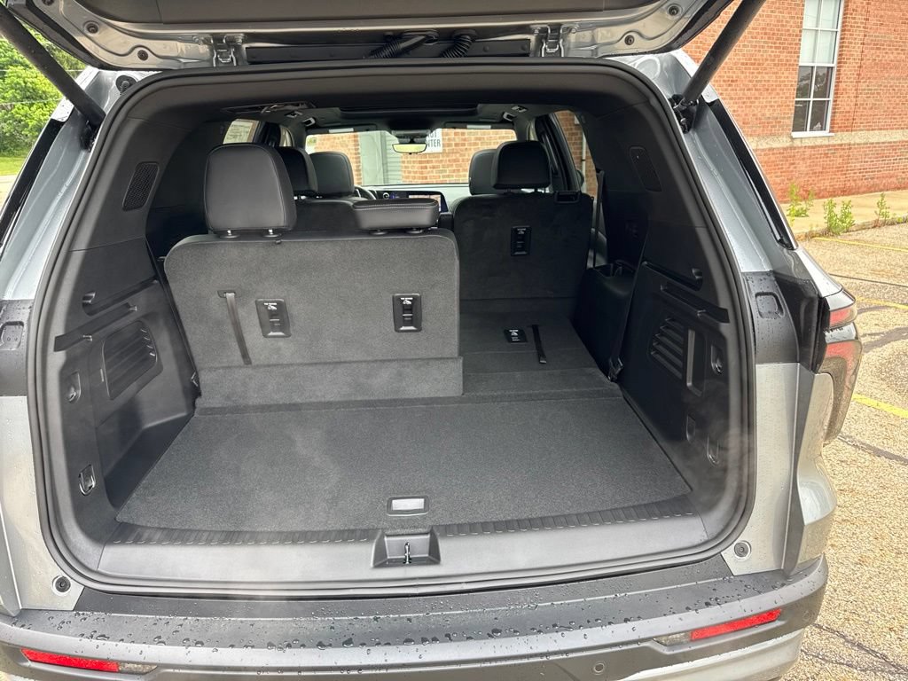 New 2026 Chevrolet Traverse LT w/ Sun and Wheel Package AWD/4WD image 9