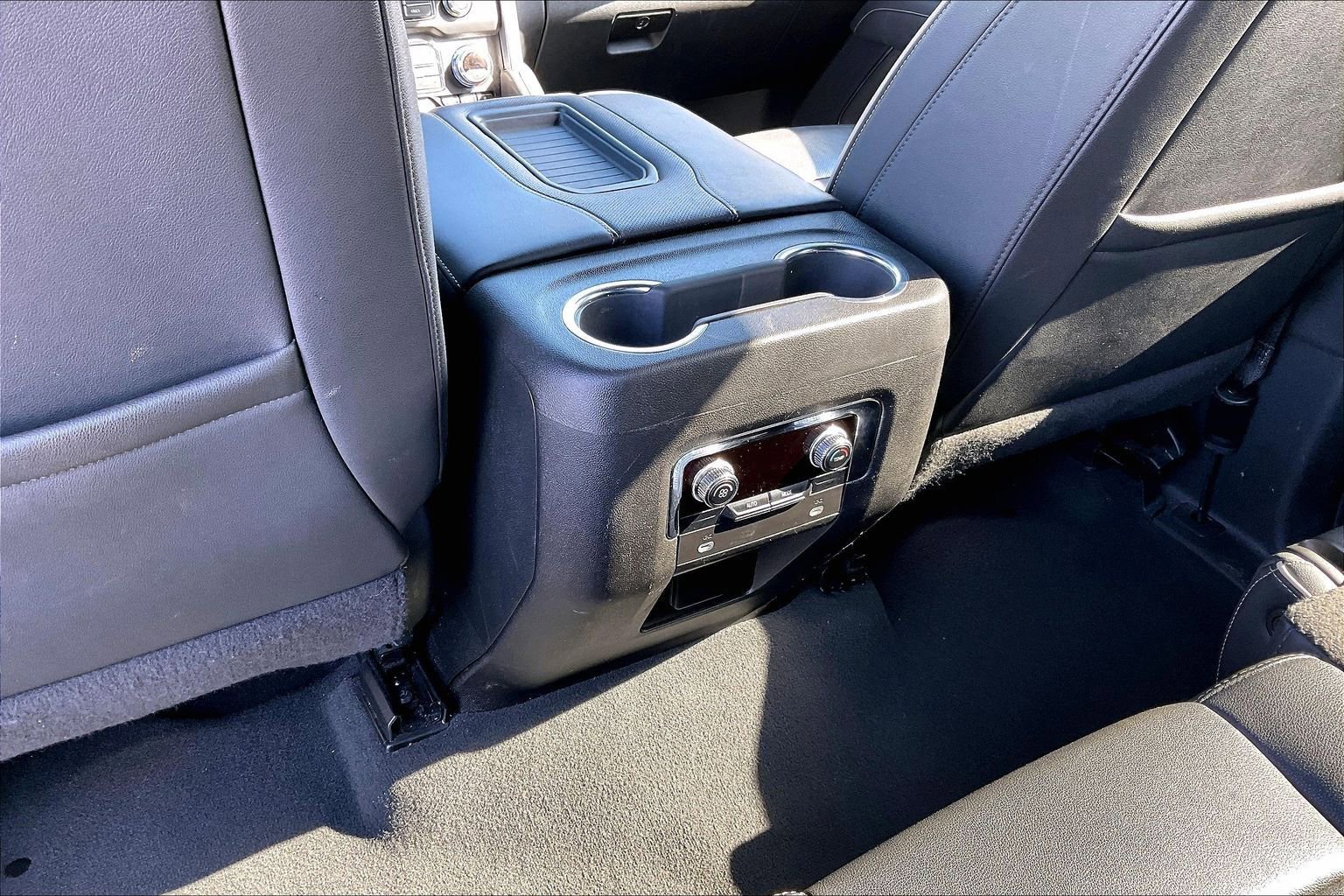 Used 2024 GMC Yukon XL SLT image 10