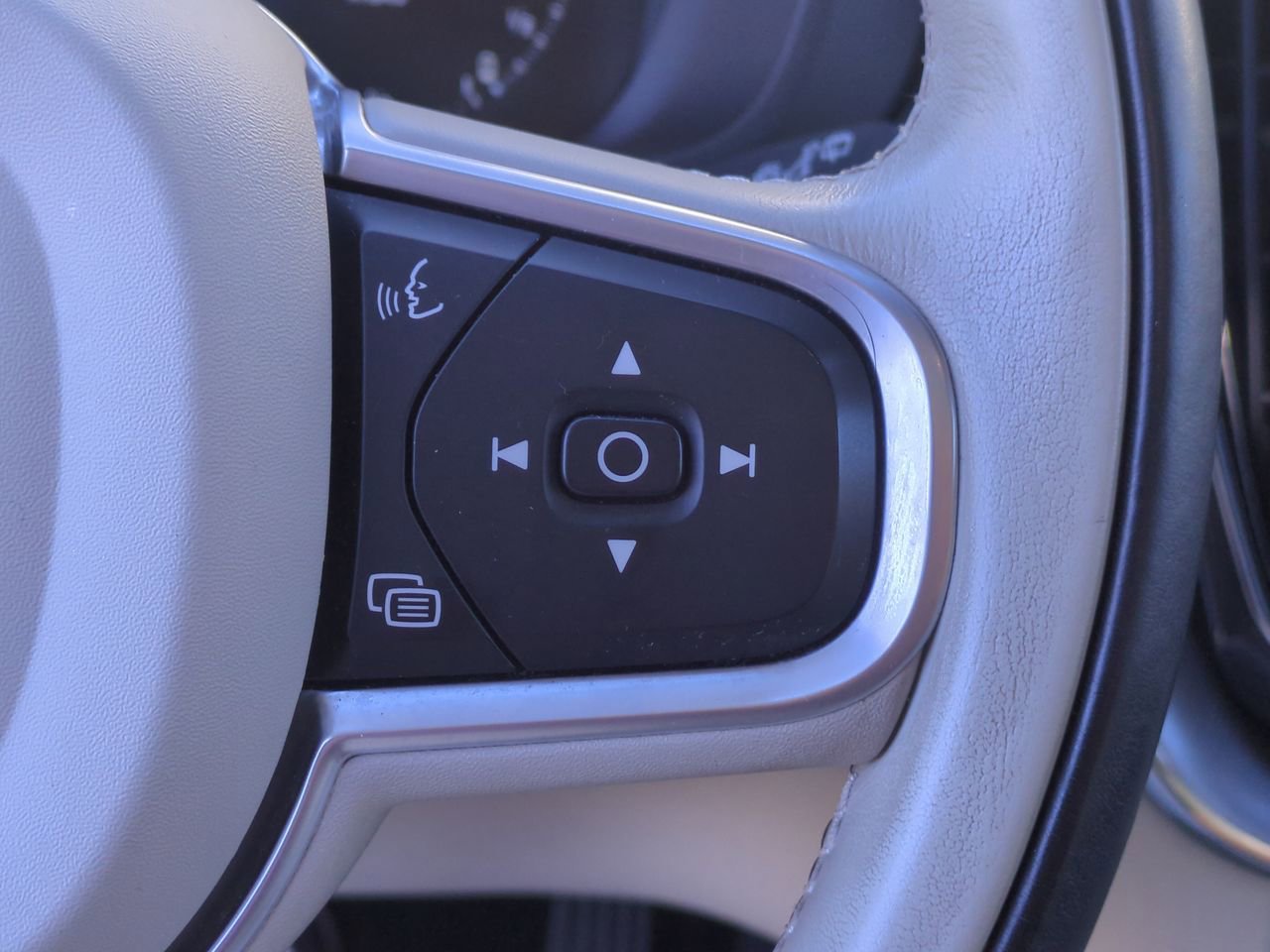 Used 2020 Volvo XC60 T8 Momentum image 21