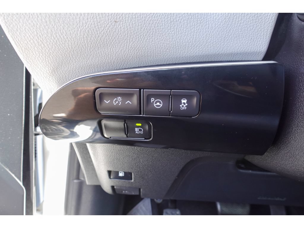 Used 2022 Toyota Prius LE FWD image 12