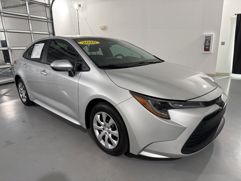 Used 2025 Toyota Corolla LE w/ Convenience Package image 2