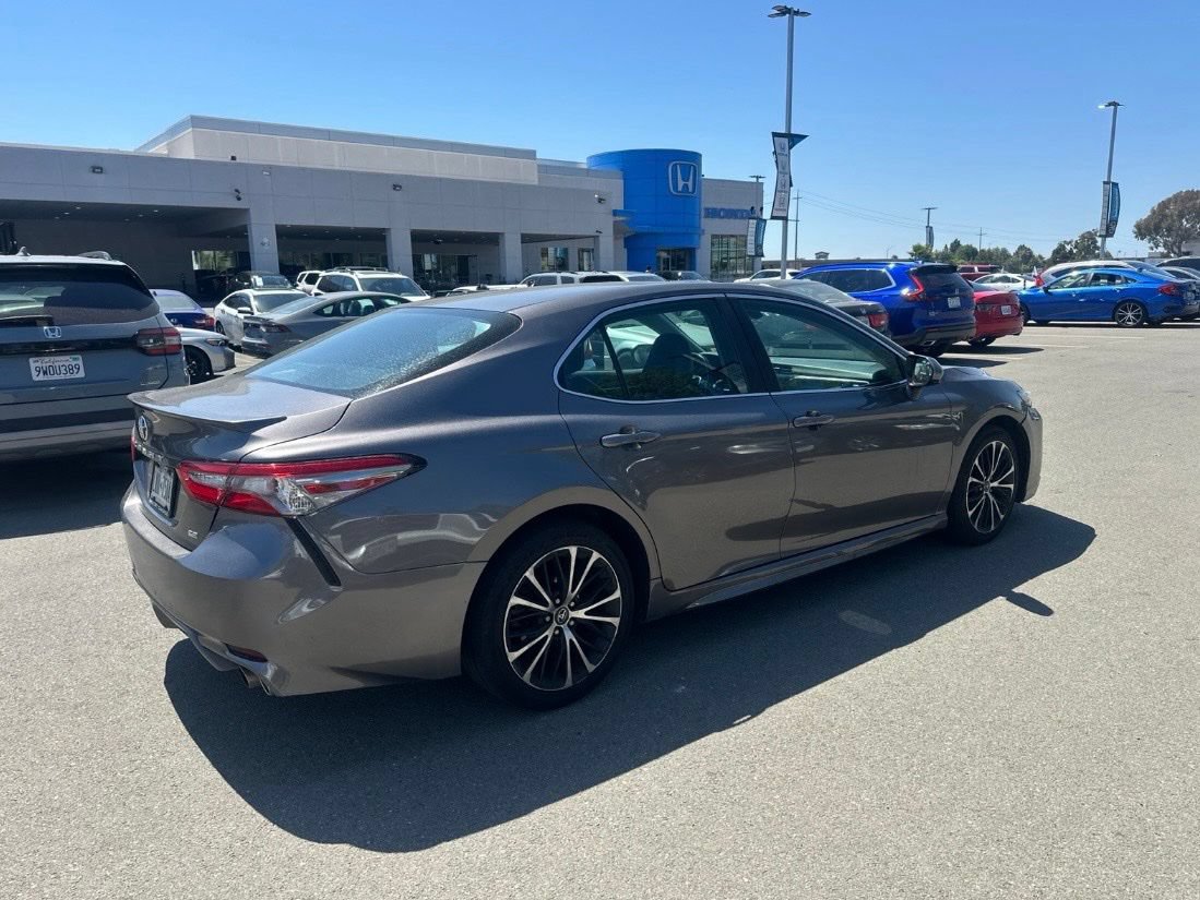 Used 2018 Toyota Camry SE FWD image 3
