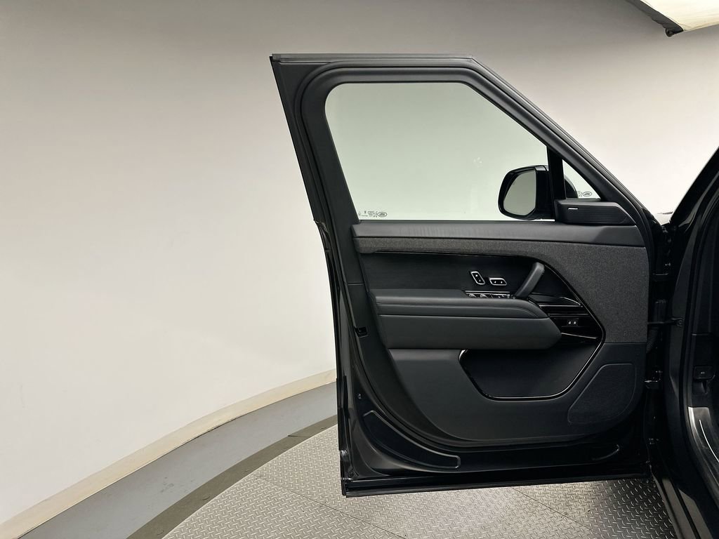 Used 2025 Land Rover Range Rover Sport SE image 21