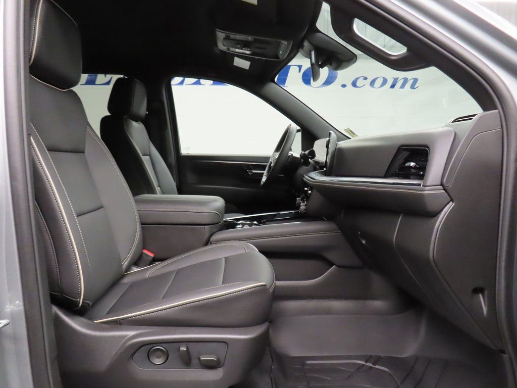 Used 2025 Chevrolet Suburban Premier image 32