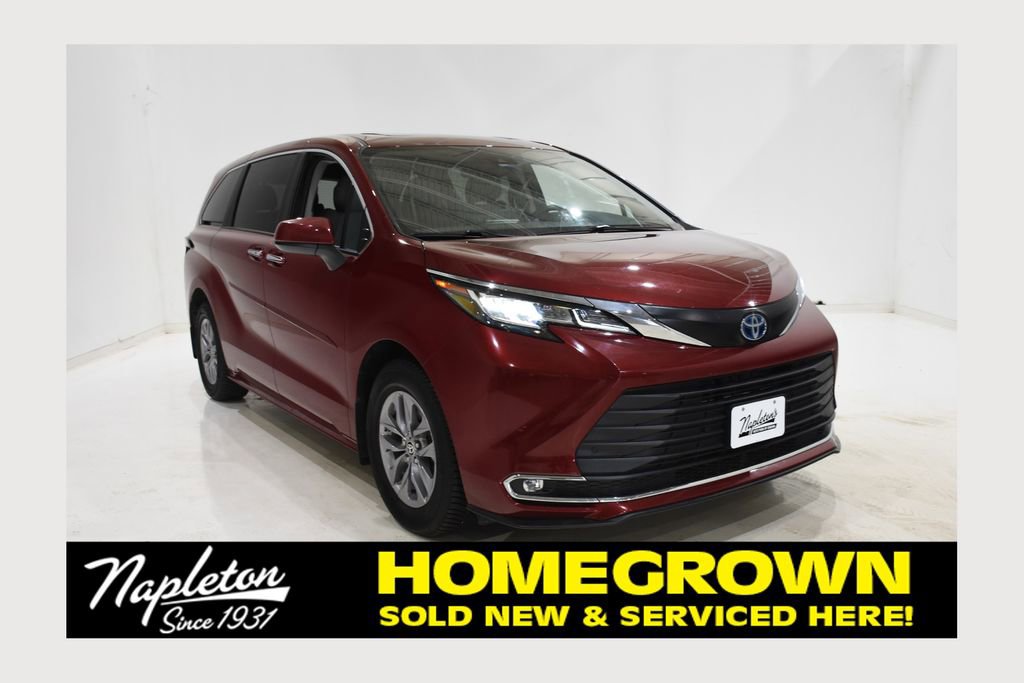 Used 2023 Toyota Sienna XLE image 1