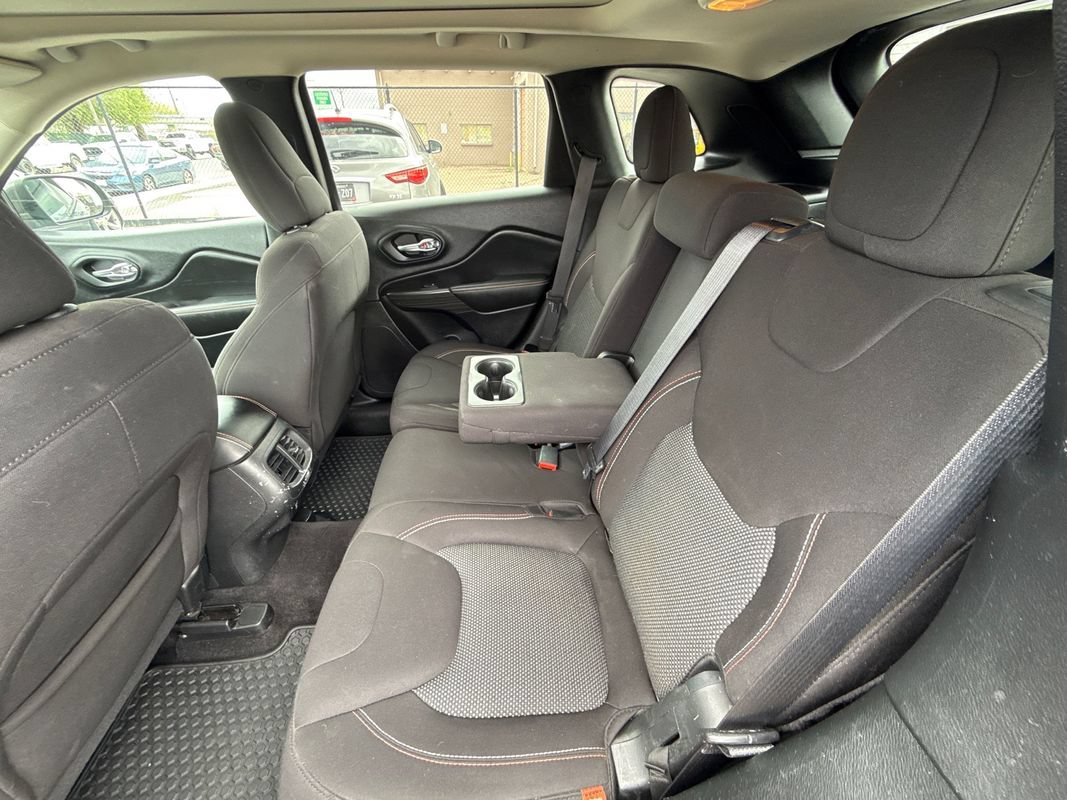 Used 2017 Jeep Cherokee Latitude AWD/4WD image 17