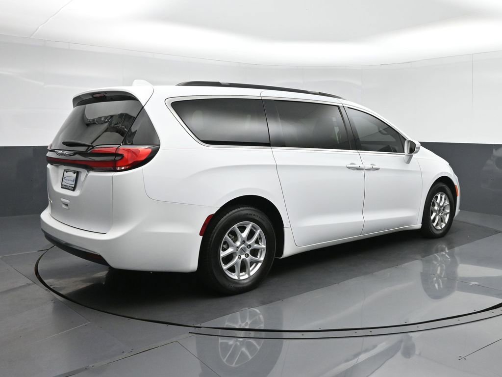 Used 2022 Chrysler Pacifica Touring-L image 7