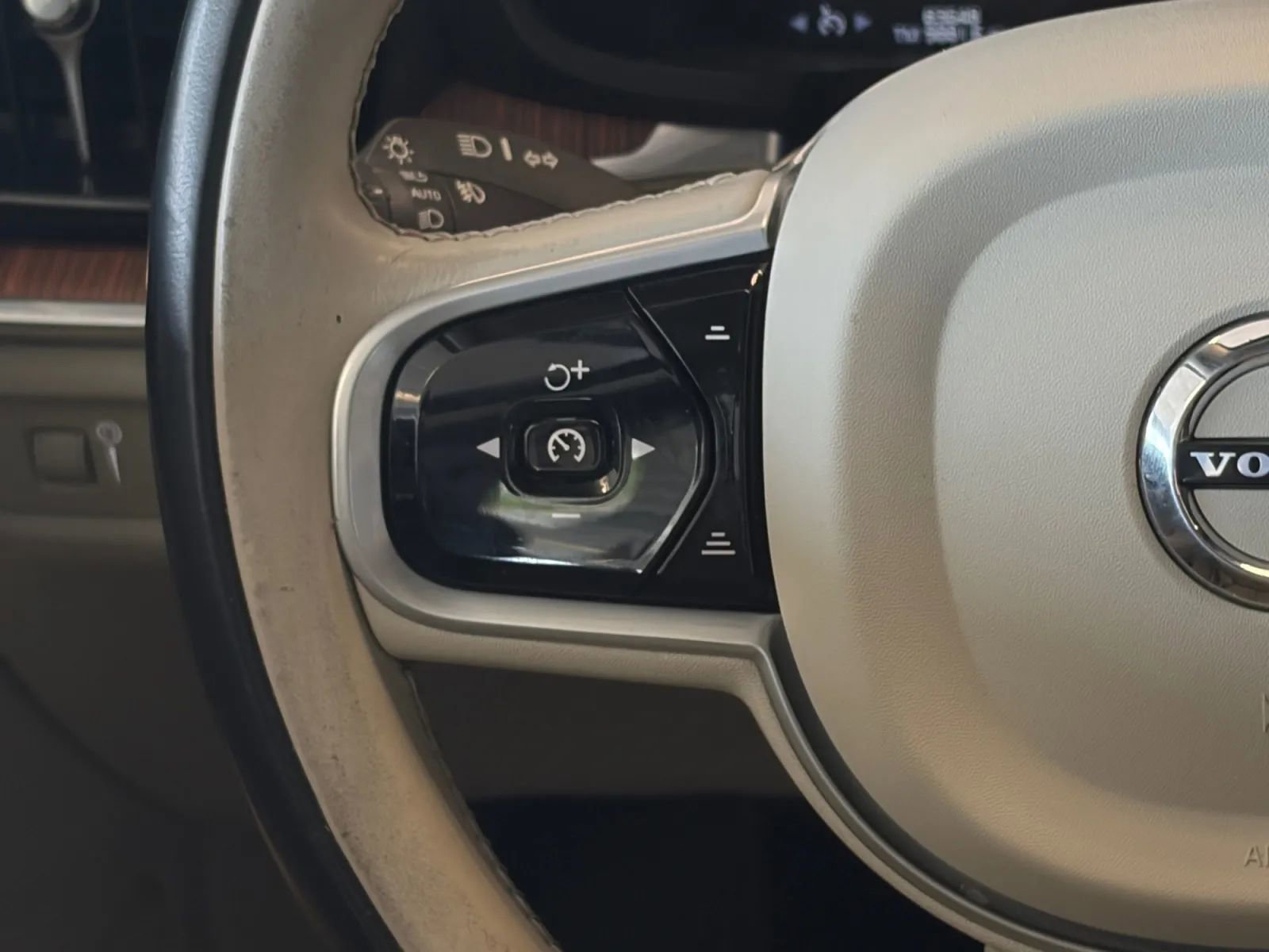 Used 2021 Volvo S60 T6 Momentum image 28